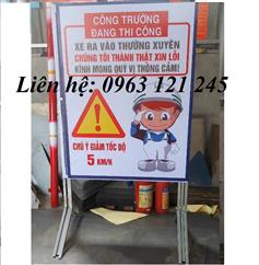 Biển báo công trường đang thi công bằng bạt