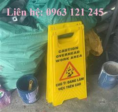 Biển báo chữ A đang làm việc trên cao