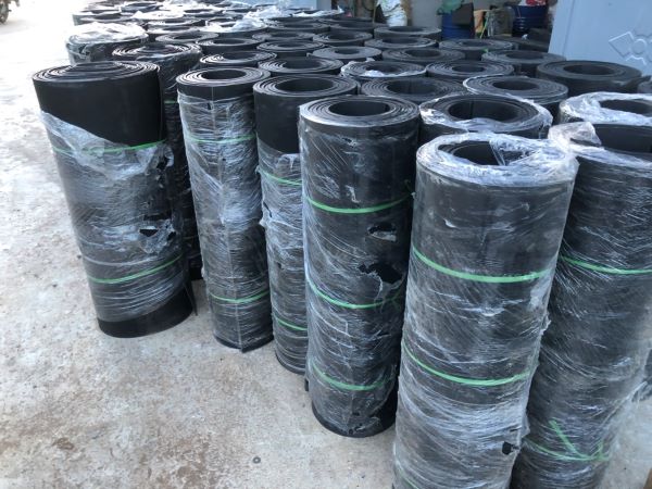 Tấm thảm cao su màu đen