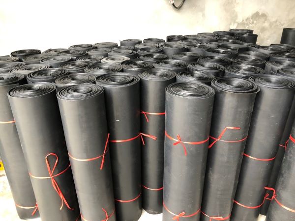 Tấm thảm cao su màu đen