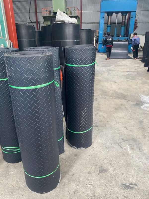 Tấm thảm cao su màu đen